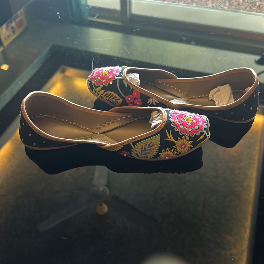 NWT Gorgeous Hand made Pure Leather Mojaris with beautiful embroidery! Size 38 - Picture 3 of 14